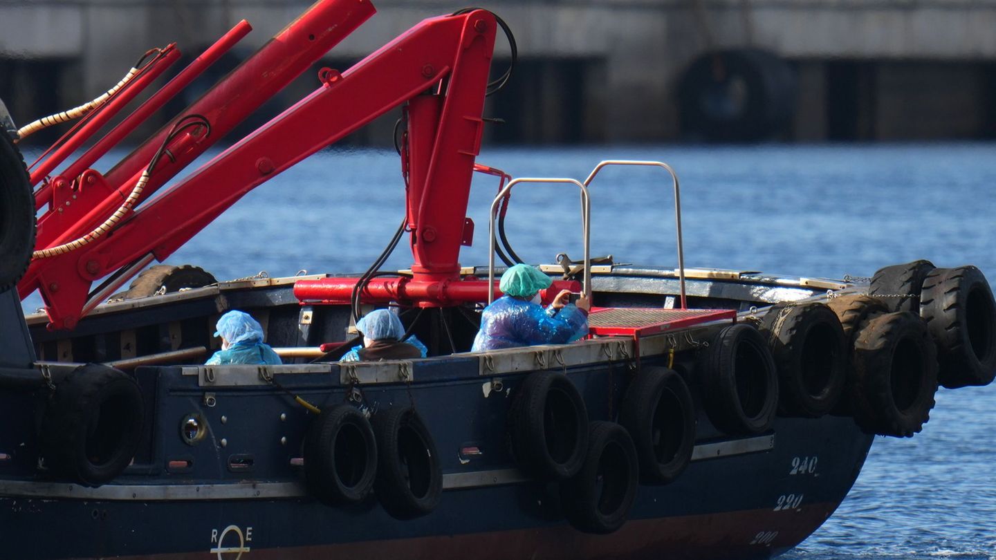 Die Evakuierten tragen Schutzbekleidung und Masken. Foto: Manu Fernandez/AP/dpa