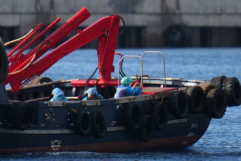 Die Evakuierten tragen Schutzbekleidung und Masken. Foto: Manu Fernandez/AP/dpa