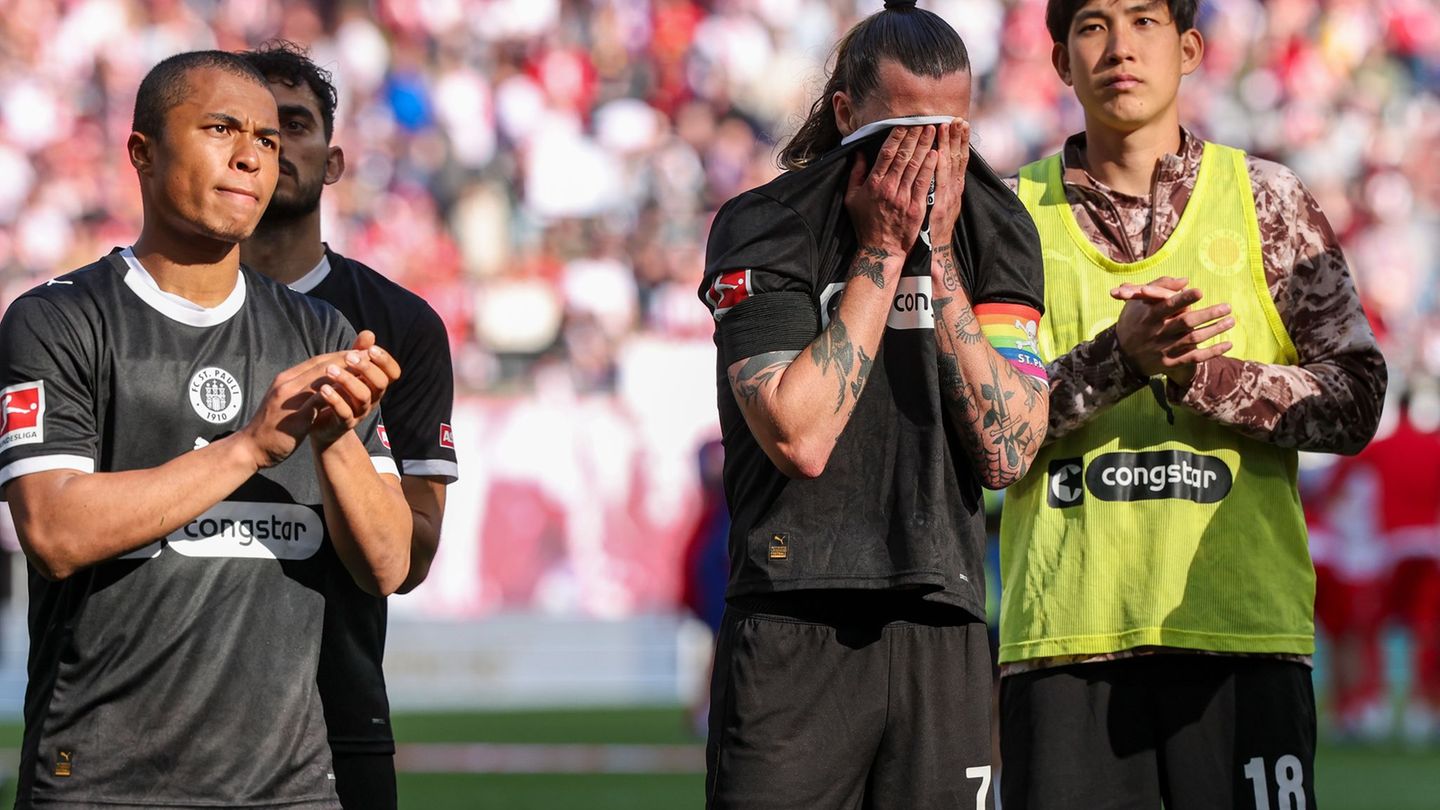 Anspannung im Abstiegskampf: Die Spieler des FC St. Pauli mit Kapitän Jackson Irvine (m) nach der Niederlage in Leipzig. Foto: J