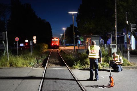 Nach dem Unfall vermessen Polizisten die Unglücksstelle. Foto: Reinert/swd-medien /dpa