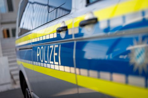 Bei der Unfallaufnahme entdeckten die Polizei mehrere Ungereimtheiten. (Symbolbild) Foto: Daniel Karmann/dpa
