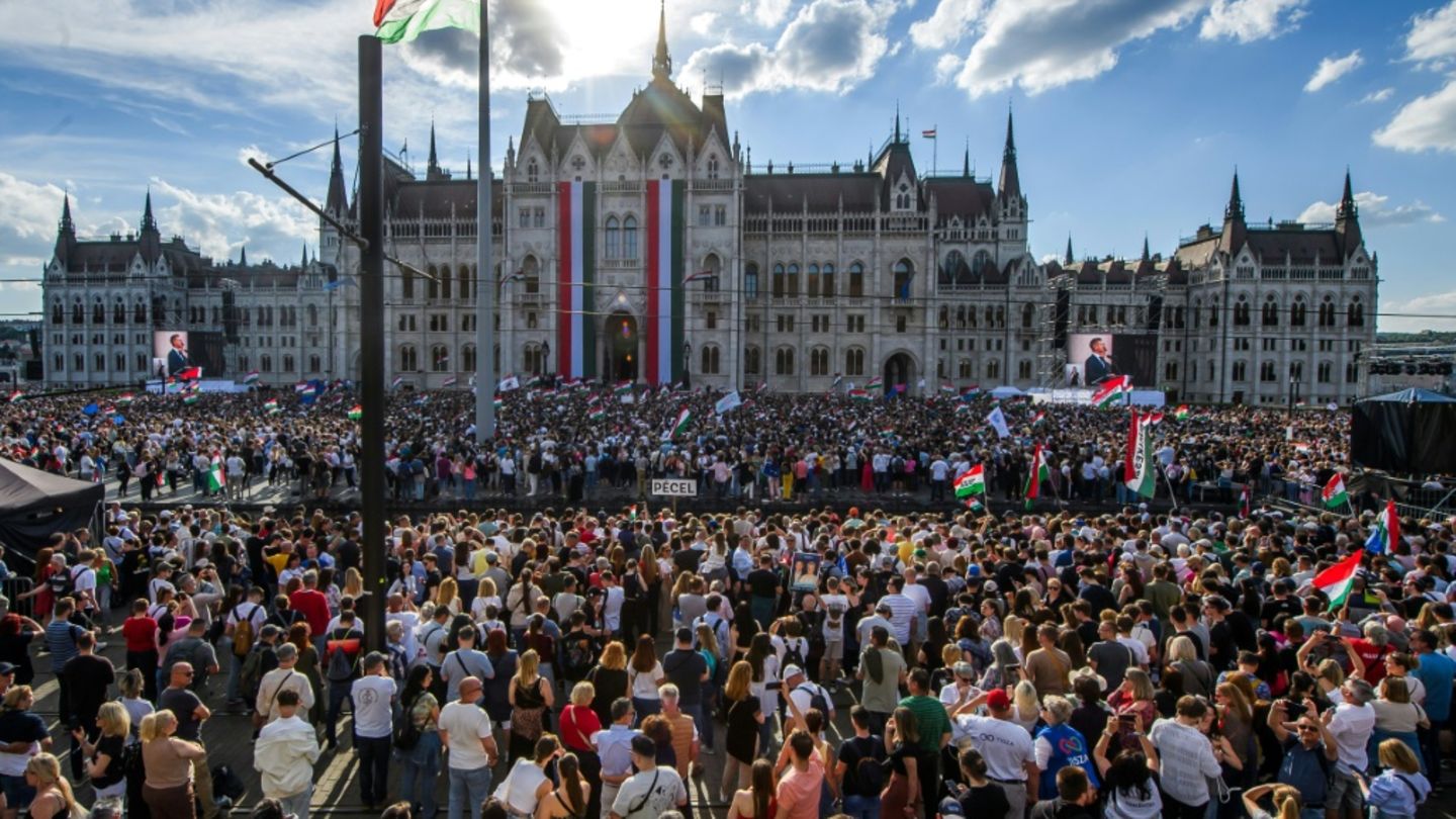 Zehntausende verfolgen Magyars Vereidigung in Budapest
