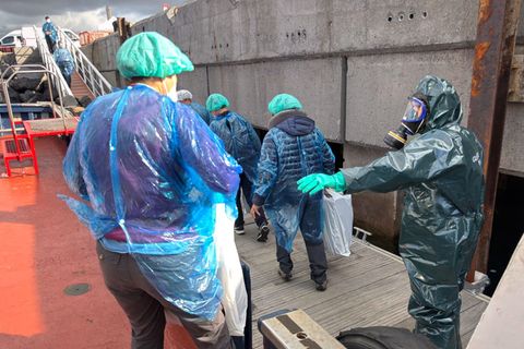 Passagiere dürfen nach einer ersten Untersuchung durch Ärzte auf Teneriffa die "Hondius" verlassen. Foto: -/AP/dpa