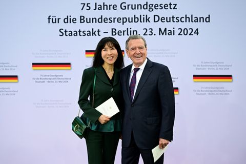 Gerhard Schröder mit Ehefrau bei Veranstaltung 2024