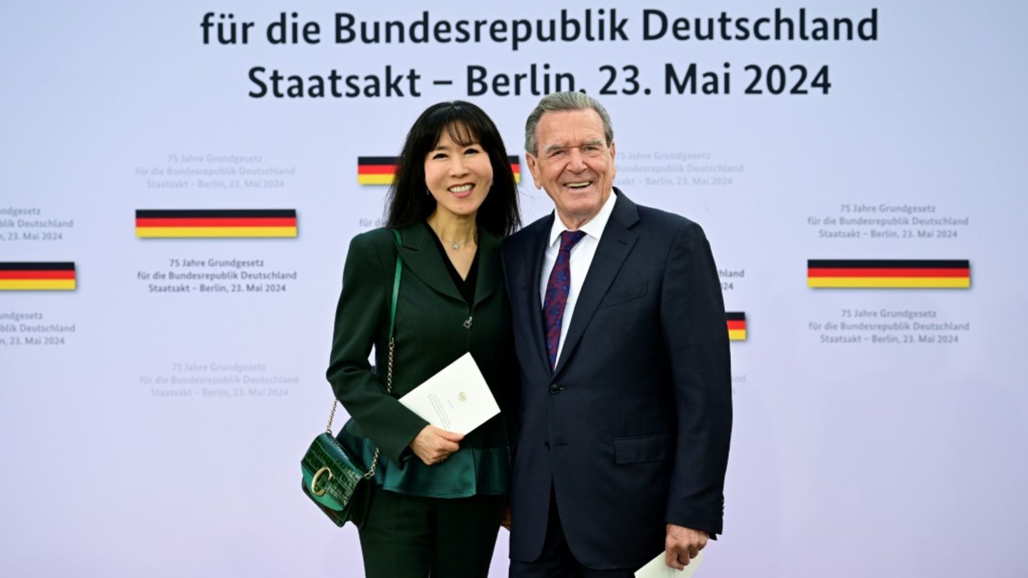 Gerhard Schröder mit Ehefrau bei Veranstaltung 2024
