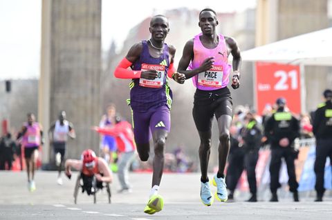 Dennis Kipkemoi (r) gewann den Halbmarathon in Mainz. (Archivbild) Foto: Sebastian Christoph Gollnow/dpa