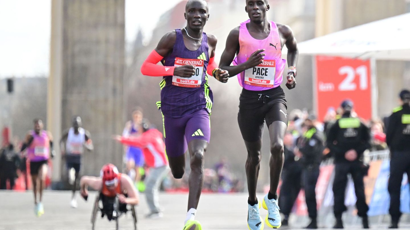 Dennis Kipkemoi (r) gewann den Halbmarathon in Mainz. (Archivbild) Foto: Sebastian Christoph Gollnow/dpa