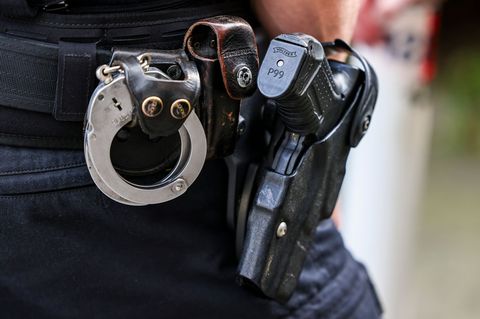 Gegen den 35-Jährigen lag ein offener Haftbefehl vor. (Symbolbild) Foto: Christoph Reichwein/dpa
