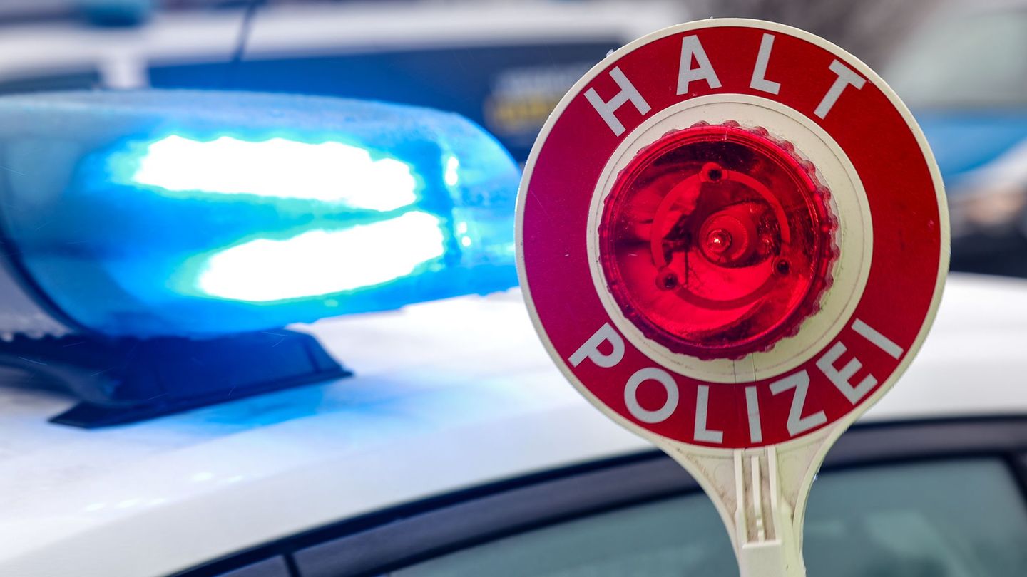 Die Polizisten stoppten den Fahrer an der Anschlussstelle Durach. (Symbolbild) Foto: Jan Woitas/dpa