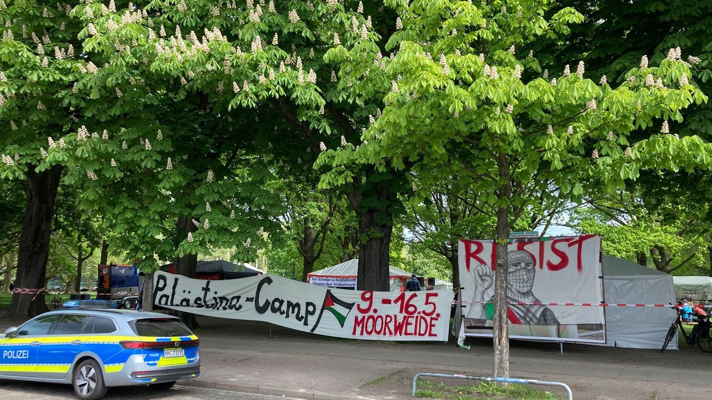 Die Hamburger Polizei beobachtet das antiisraelische Protestcamp. Foto: Bernhard Sprengel/dpa