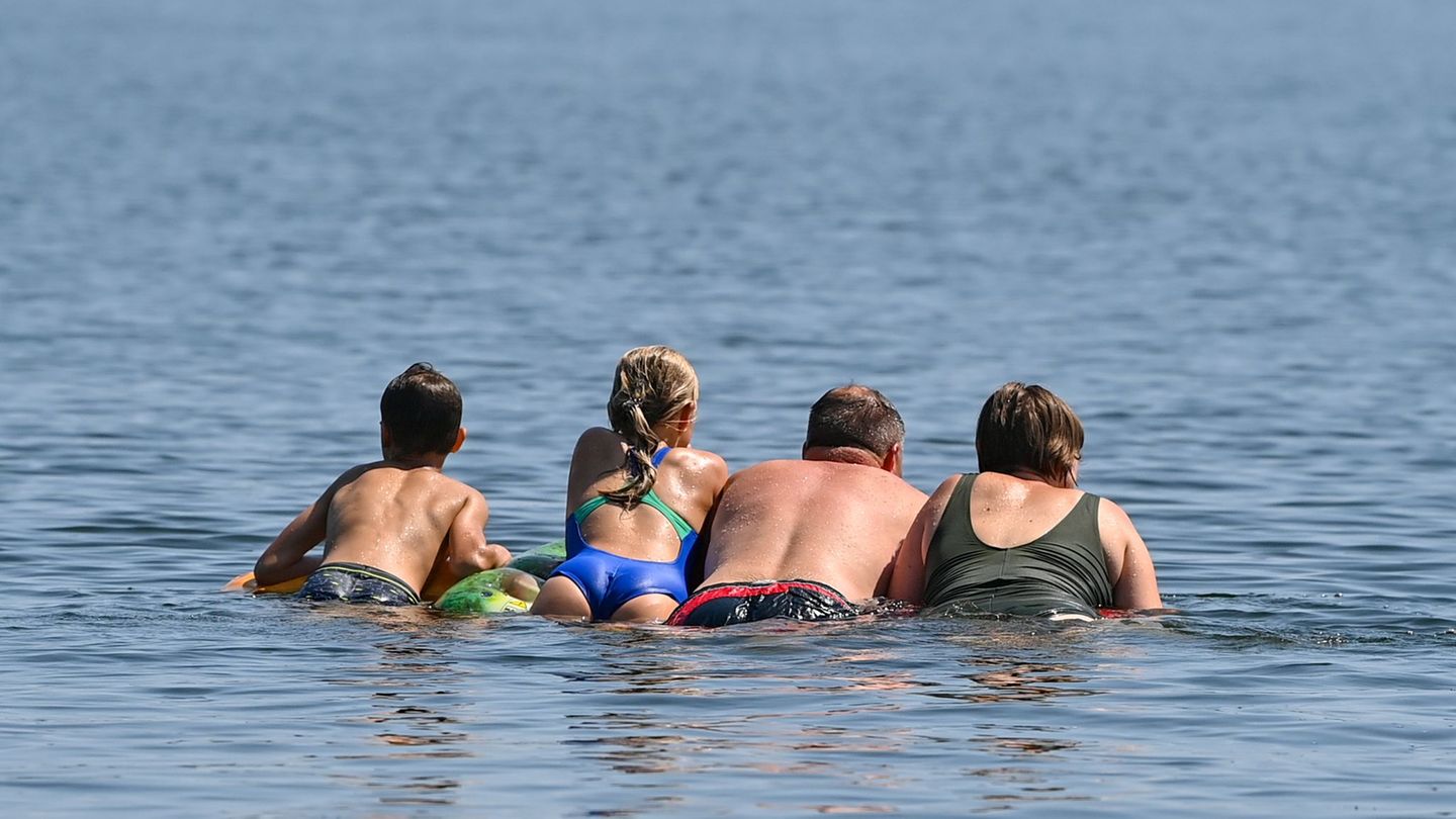Bald lässt es sich wieder im Strandbad-Wasser abhängen. (Symbolbild) Foto: Patrick Pleul/dpa