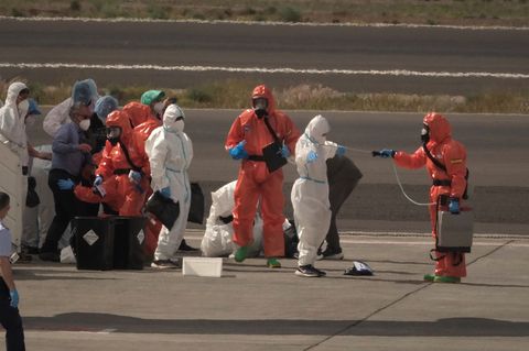 Die Evakuierung lief laut der spanischen Regierung reibungslos an. Foto: Arturo Rodriguez/AP/dpa