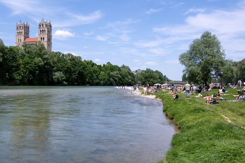 In der Isar wurde ein Toter entdeckt. (Symbolbild) Foto: Sven Hoppe//dpa