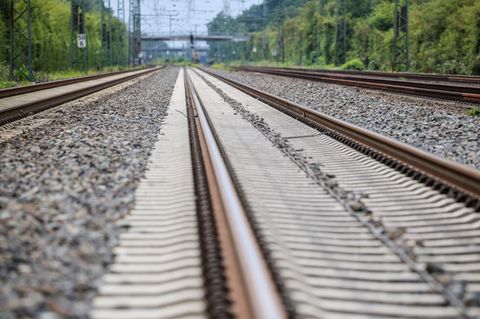 Ein Jogger ist zwischen Dortmund und Bochum über die Bahngleise gelaufen. (Symbolbild) Foto: Christoph Reichwein/dpa