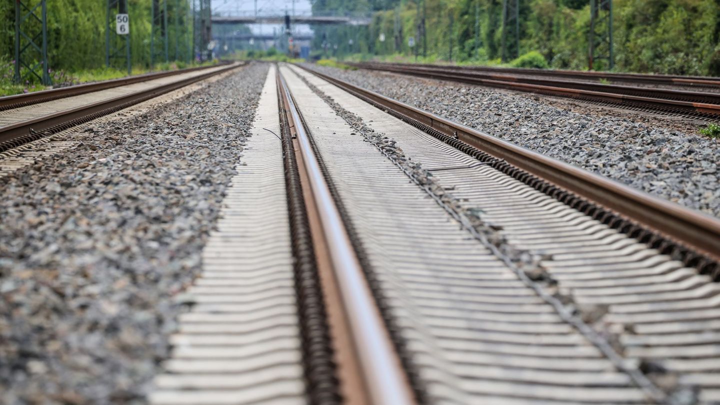 Ein Jogger ist zwischen Dortmund und Bochum über die Bahngleise gelaufen. (Symbolbild) Foto: Christoph Reichwein/dpa