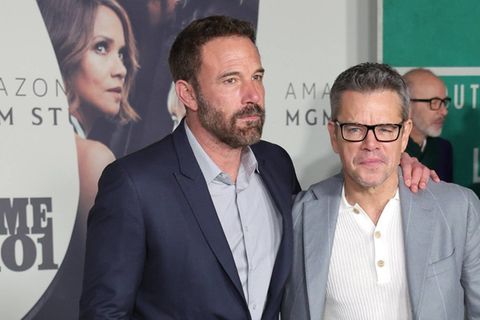 Ben Affleck und Matt Damon müssen sich mit einer Klage gegen ihre Firma befassen.