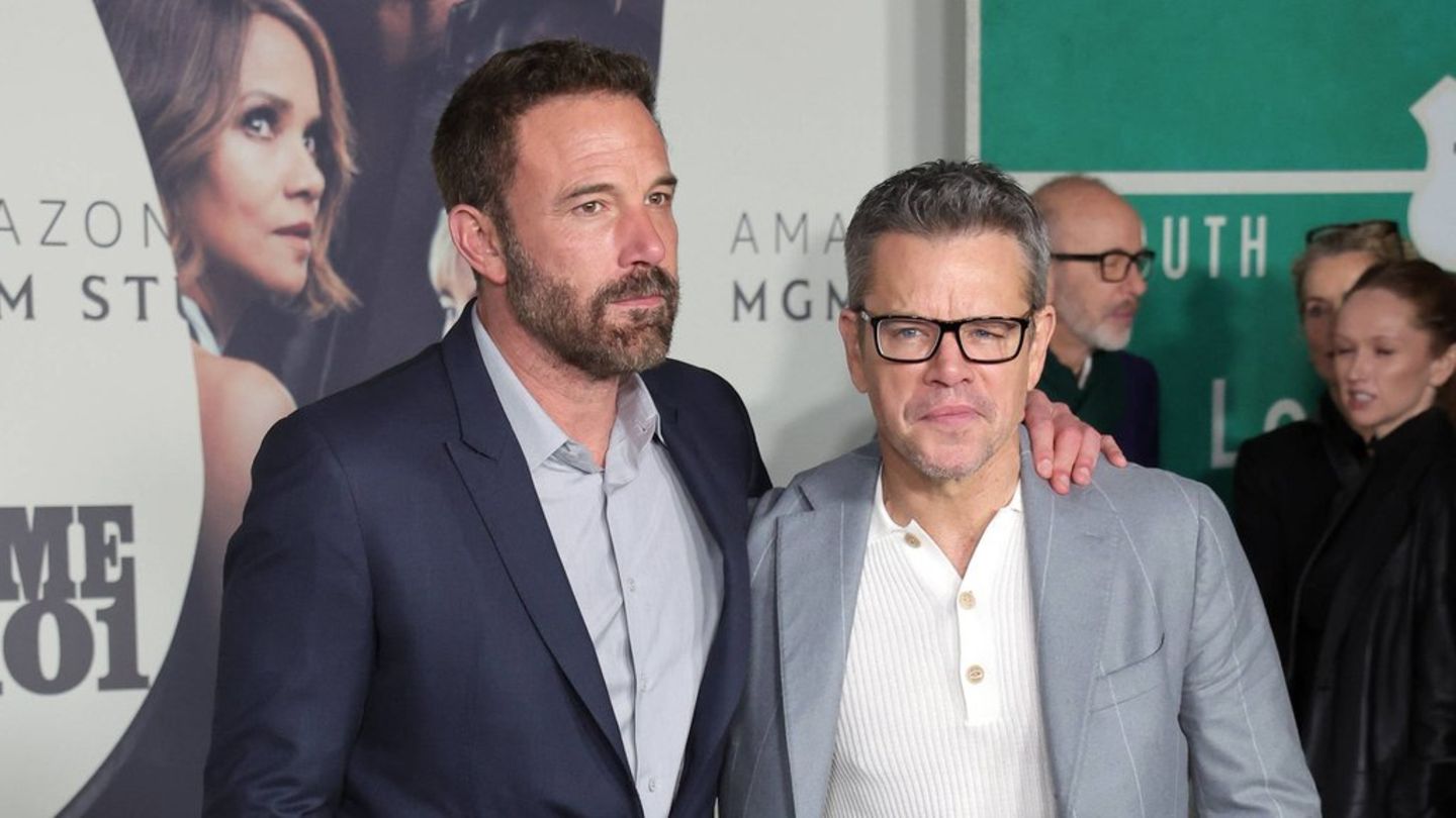Ben Affleck und Matt Damon müssen sich mit einer Klage gegen ihre Firma befassen.