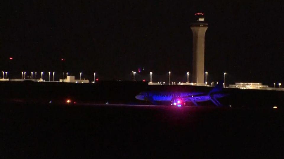 Flugzeug-Triebwerk erfasst Mensch auf Startbahn