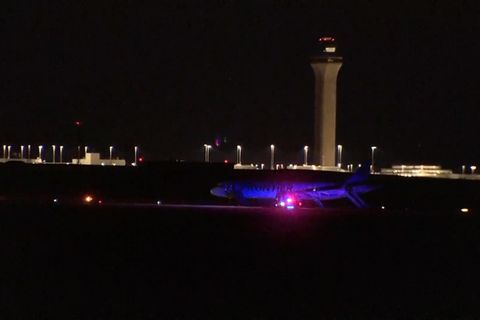 Flugzeug-Triebwerk erfasst Mensch auf Startbahn