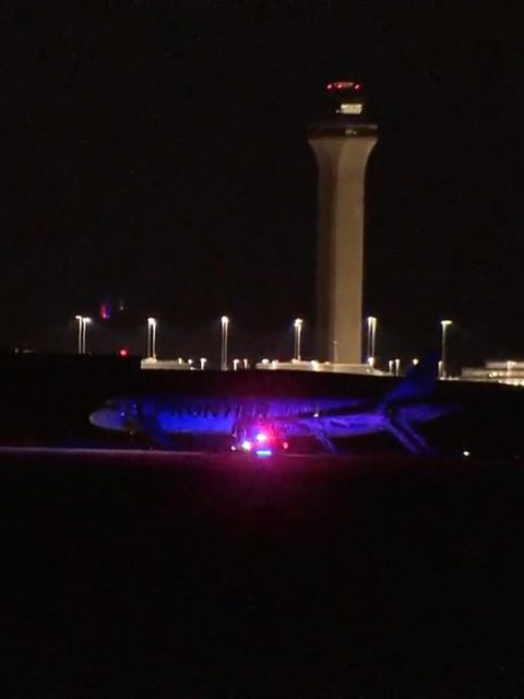 Flugzeug-Triebwerk erfasst Mensch auf Startbahn