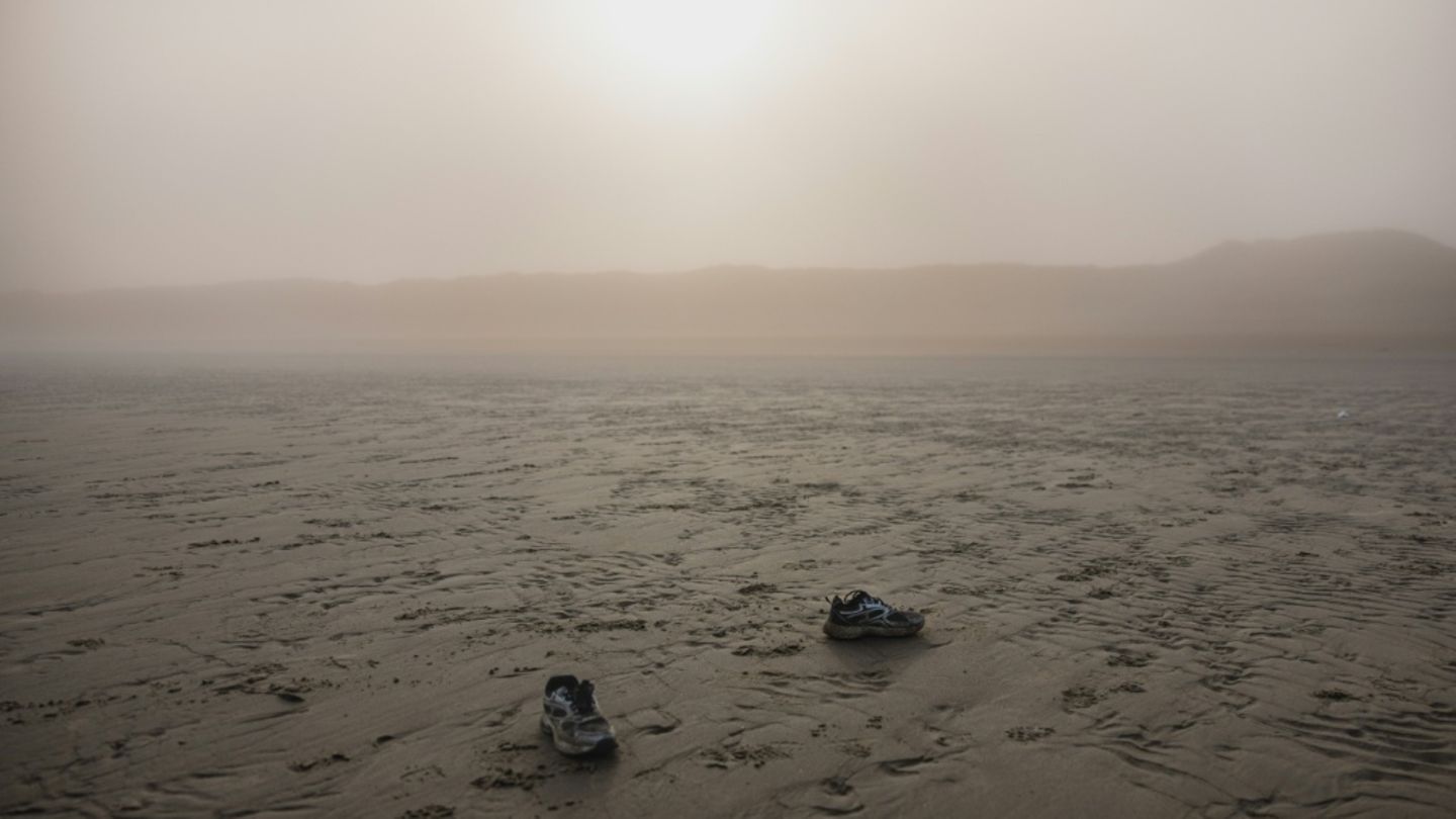 Zurückgelassene Schuhe von Migranten