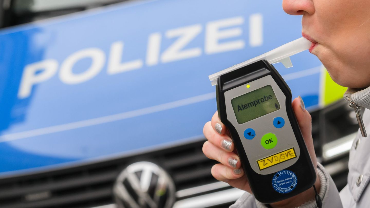 Gleich mehrmals entdeckt die Polizei in Niedersachsen Betrunkene am Steuer. (Symbolbild) Foto: Julian Stratenschulte/dpa