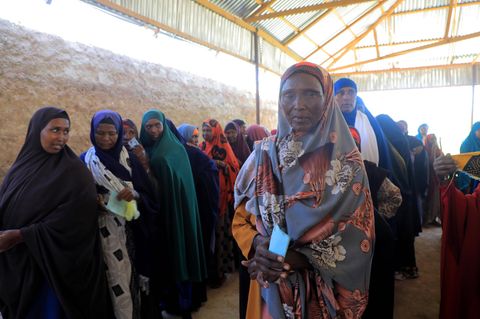 In Mogadischu finden heute richtungsweisende Kommunalwahlen statt – es sind die ersten direkten Wahlen in der somalischen Hauptstadt seit mehr als 50 Jahren. Die Abstimmung gilt als wichtiger Test für die geplanten landesweiten Wahlen und soll das bisherige clanbasierte Wahlsystem ablösen.