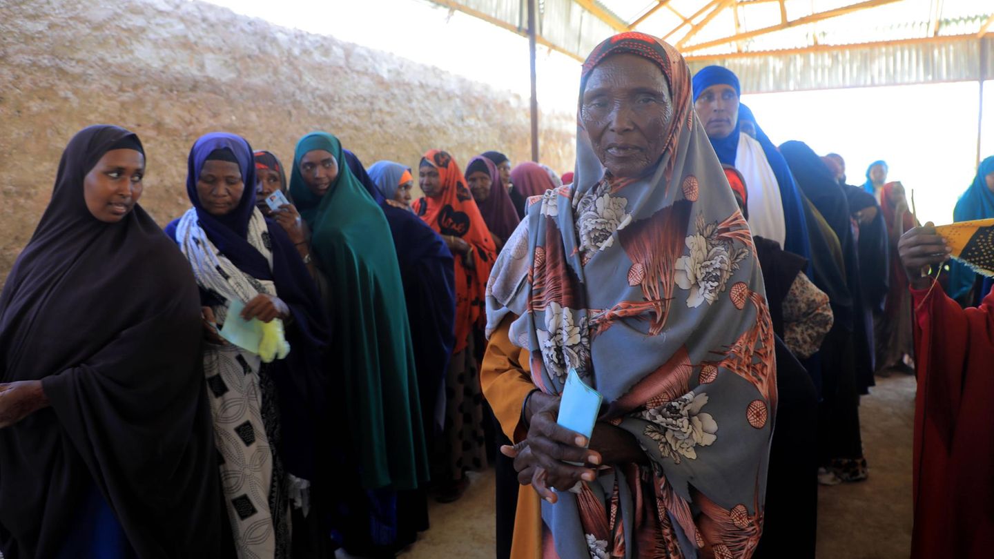 In Mogadischu finden heute richtungsweisende Kommunalwahlen statt – es sind die ersten direkten Wahlen in der somalischen Hauptstadt seit mehr als 50 Jahren. Die Abstimmung gilt als wichtiger Test für die geplanten landesweiten Wahlen und soll das bisherige clanbasierte Wahlsystem ablösen.