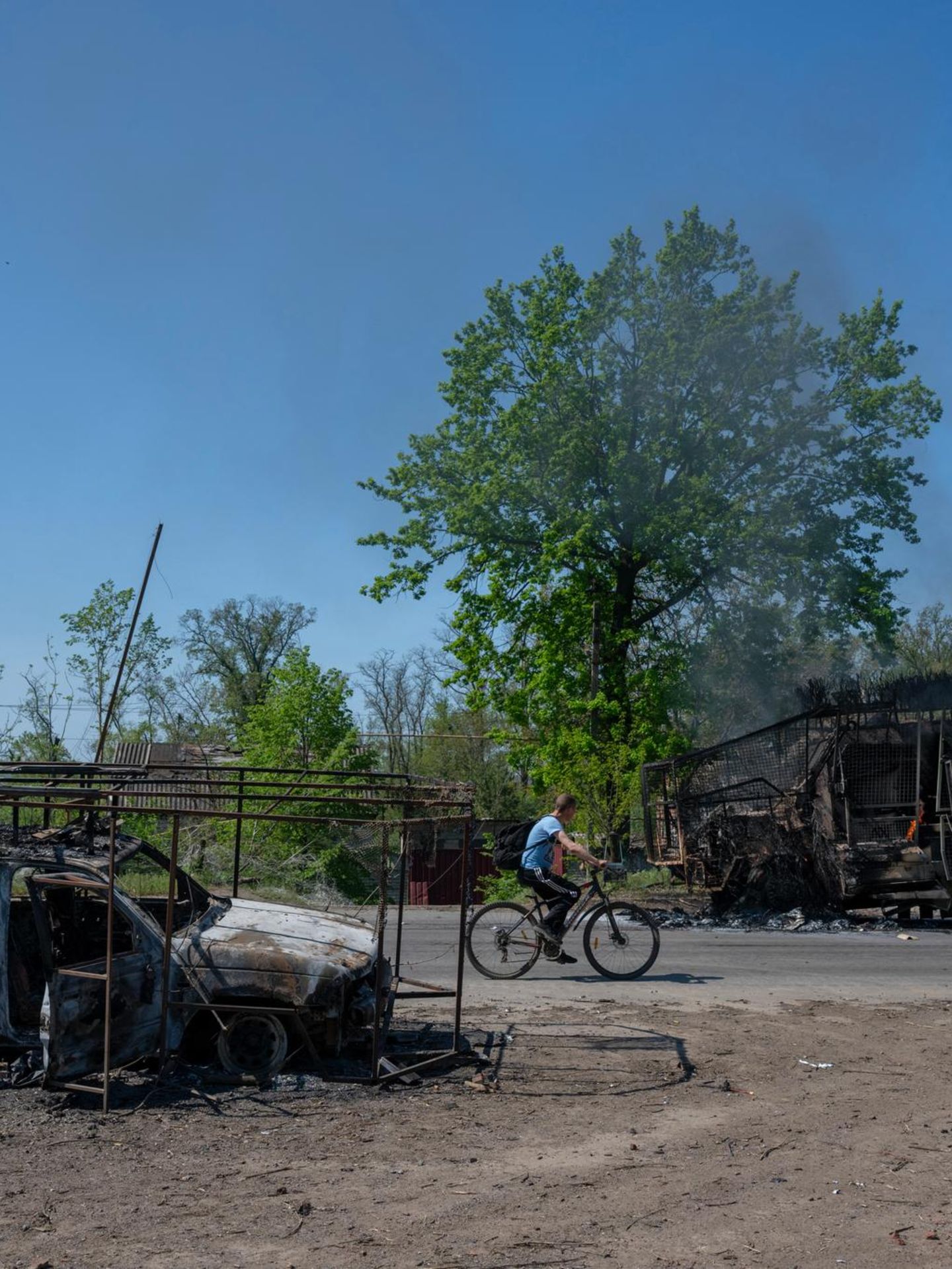 Ukraine: Autowracks auf einer Straße im Donbas