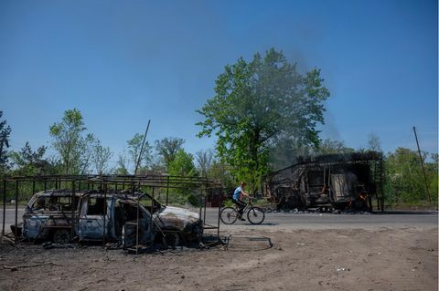 Ukraine: Autowracks auf einer Straße im Donbas