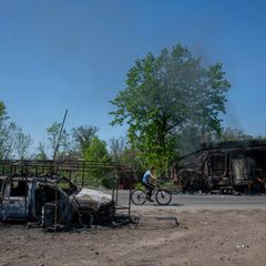 Ukraine: Autowracks auf einer Straße im Donbas