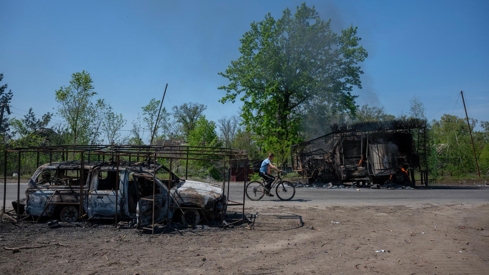 Ukraine: Autowracks auf einer Straße im Donbas