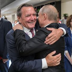Russlands Machthaber Wladimir Putin und Altkanzler Gerhard Schröder umarmen sich
