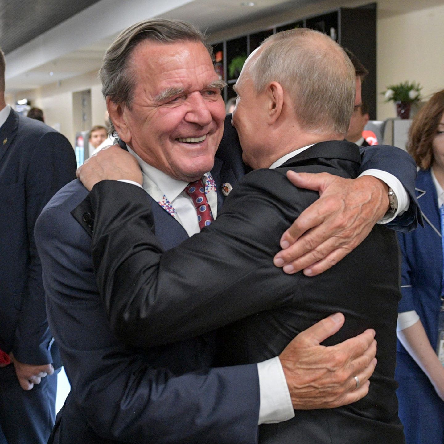 Russlands Machthaber Wladimir Putin und Altkanzler Gerhard Schröder umarmen sich