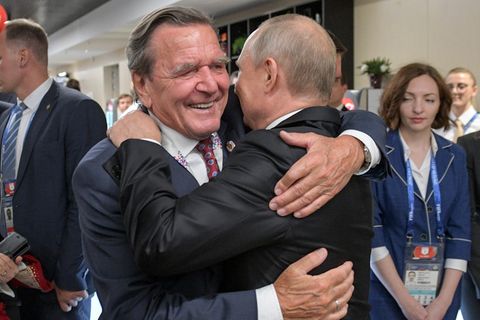 Russlands Machthaber Wladimir Putin und Altkanzler Gerhard Schröder umarmen sich