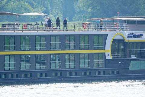 Viele Menschen nutzten das Wetter am Sonntag zu einem Schiffsausflug auf dem Rhein. Foto: Henning Kaiser/dpa