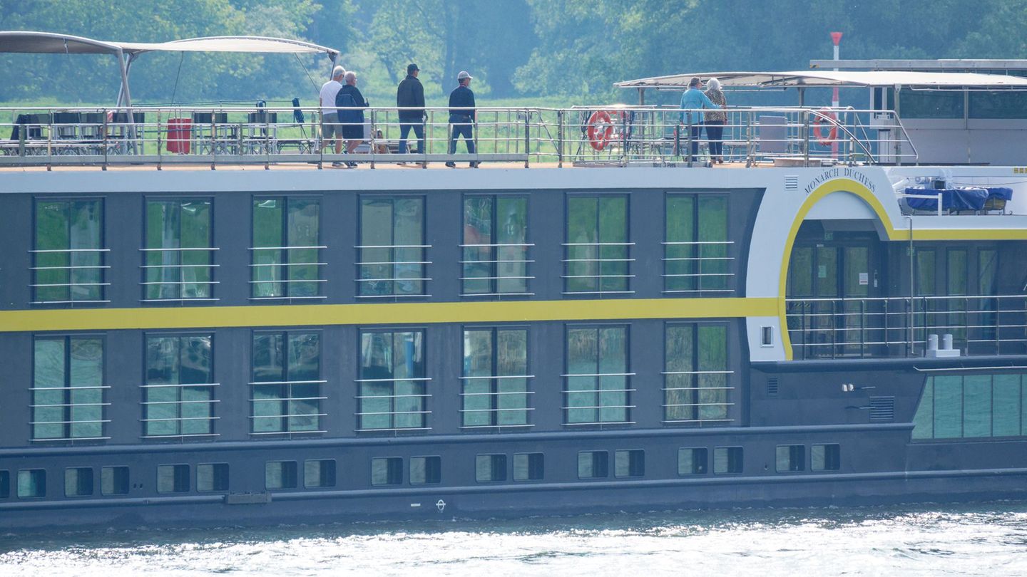 Viele Menschen nutzten das Wetter am Sonntag zu einem Schiffsausflug auf dem Rhein. Foto: Henning Kaiser/dpa