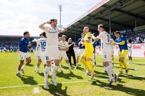 Magdeburger Spieler feiern nach dem Sieg in Kiel. Foto: Philipp Szyza/dpa