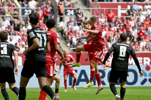 Elversberg lag gegen Düsseldorf 0:2 zur Pause zurück. Foto: Anke Waelischmiller/dpa