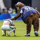 Das war kein guter Tag für die SpVgg Greuther Fürth: Der Verein verlor in Berlin mit 2:1 gegen die Hertha. Abwehrspieler Reno Münz nahm's sichtlich schwer – und wurde vom gegnerischen Maskottchen Herthinho getröstet. 