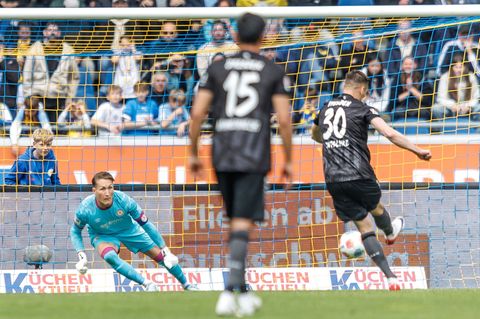 Dynamo-Kapitän Stefan Kutschke (r) scheitert an Torwart Ron-Thorben Hoffmann (l, Eintracht Braunschweig) mit einem Elfmeter. Fot