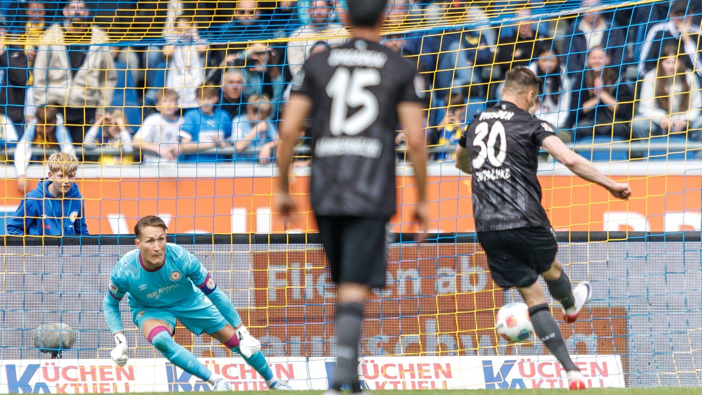 Dynamo-Kapitän Stefan Kutschke (r) scheitert an Torwart Ron-Thorben Hoffmann (l, Eintracht Braunschweig) mit einem Elfmeter. Fot