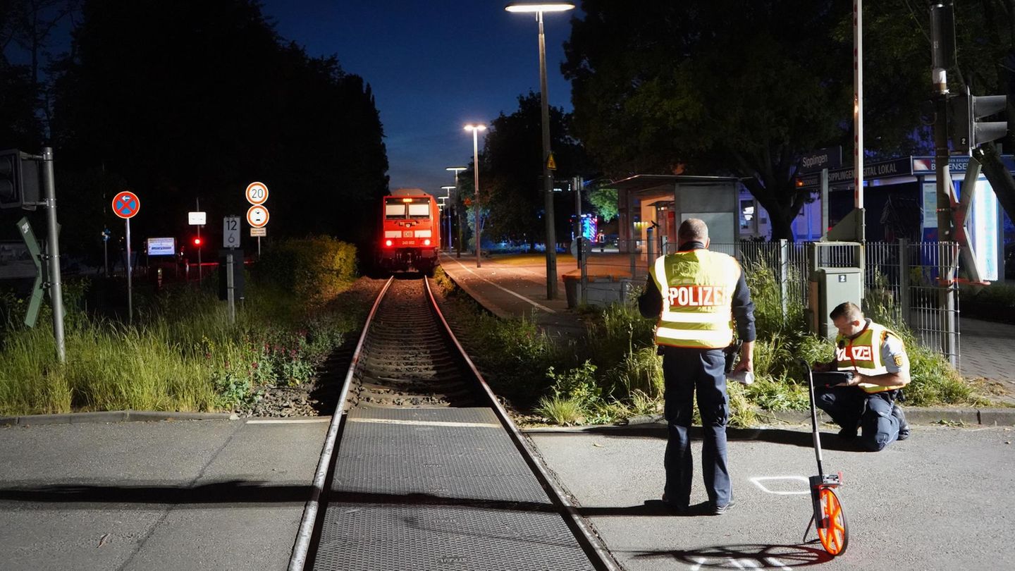 Beamte am Bahnübergang in Sipplingen am Bodensee