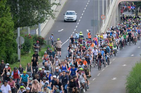 Mehr Fahrstreifen lösen aus Sicht des Bündnisses "Stopp A5-Ausbau" keine Verkehrsprobleme – dafür fuhren sie aus Protest auf Fah