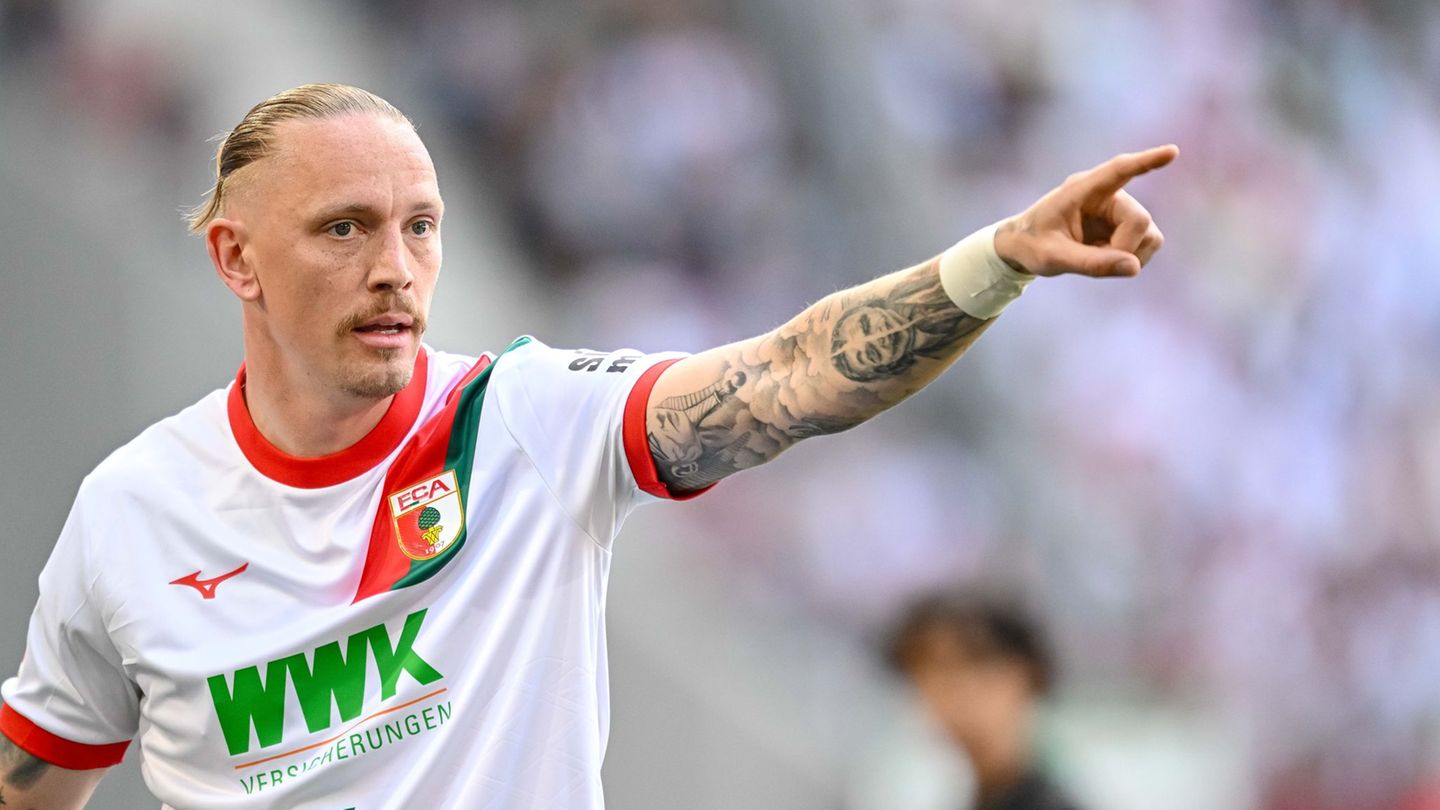 Augsburg-Profi Marius Wolf im Spiel gegen Mönchengladbach. Foto: Harry Langer/dpa