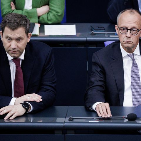 Kanzler Friedrich Merz und sein Vize Lars Klingbeil sitzen im Bundestag