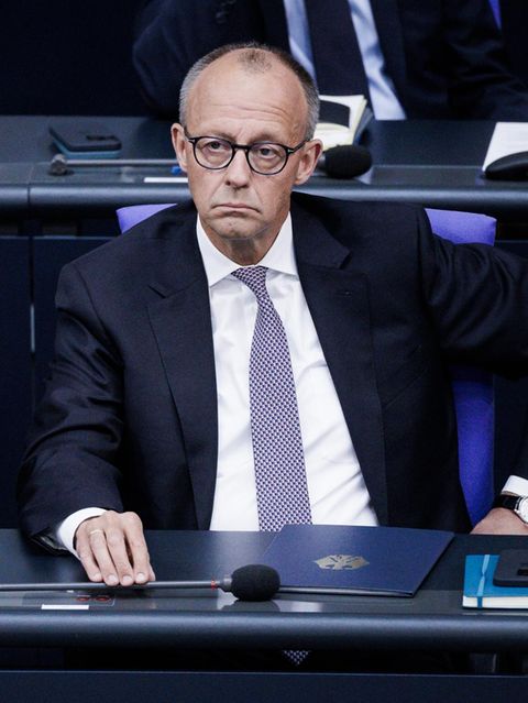 Kanzler Friedrich Merz und sein Vize Lars Klingbeil sitzen im Bundestag
