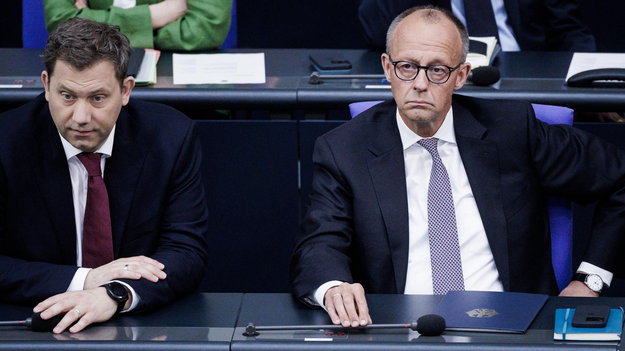 Kanzler Friedrich Merz und sein Vize Lars Klingbeil sitzen im Bundestag