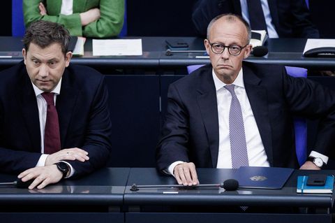 Kanzler Friedrich Merz und sein Vize Lars Klingbeil sitzen im Bundestag