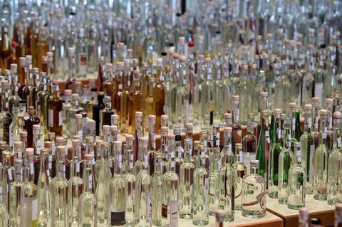 Alkoholkonsum: Hunderte Schnapsflaschen auf einem Tisch